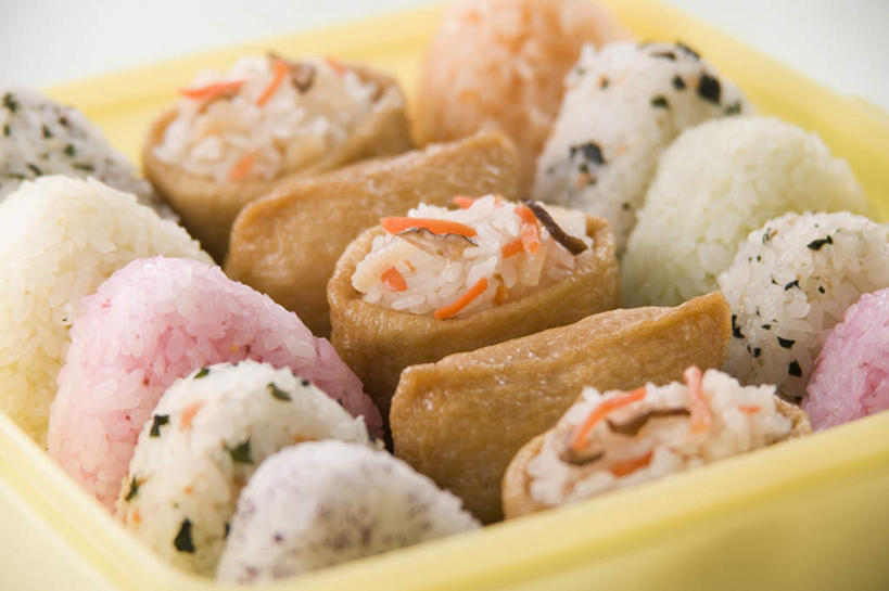 盒饭,米饭,寿司,无人,横图,俯视,室内,特写,白天,烹饪,桌面,桌子,一排,阴影,整齐,光线,木制,便当,影子,塑料,日本料理,食品,饭,菜肴,美食,盒子,食物,排列,木制品,容器,塑料制品,日式料理,便捷,佳肴,储藏,五谷,便利,储存,队列,醋饭,快捷,弁当,四喜饭,彩图,高角度拍摄,贮存