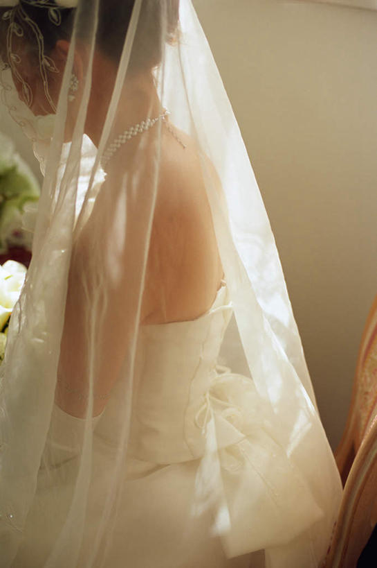 东方人,一个人,新娘,站,竖图,室外,白天,侧面,婚纱,婚礼,快乐,亚洲,仅一个年轻女性,仅一个女性,仅一个人,阴影,庆祝,光线,影子,结婚,注视,黄种人,观察,看,站着,喜庆,观看,纪念,察看,关注,年轻女性,女人,女性,亚洲人,站立,半身,彩图,婚礼服,礼服,高兴