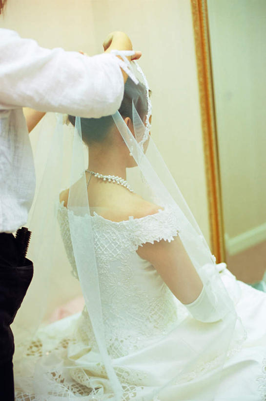 东方人,两个人,新娘,伙伴,朋友,站,坐,竖图,室外,白天,婚纱,婚礼,快乐,友谊,镜子,亚洲,阴影,头纱,庆祝,光线,影子,结婚,拿,拿着,注视,黄种人,背面,观察,看,站着,喜庆,观看,纪念,镜像,察看,镜面,关注,友情,年轻女性,女人,女性,亚洲人,站立,坐着,半身,彩图,婚礼服,礼服,高兴