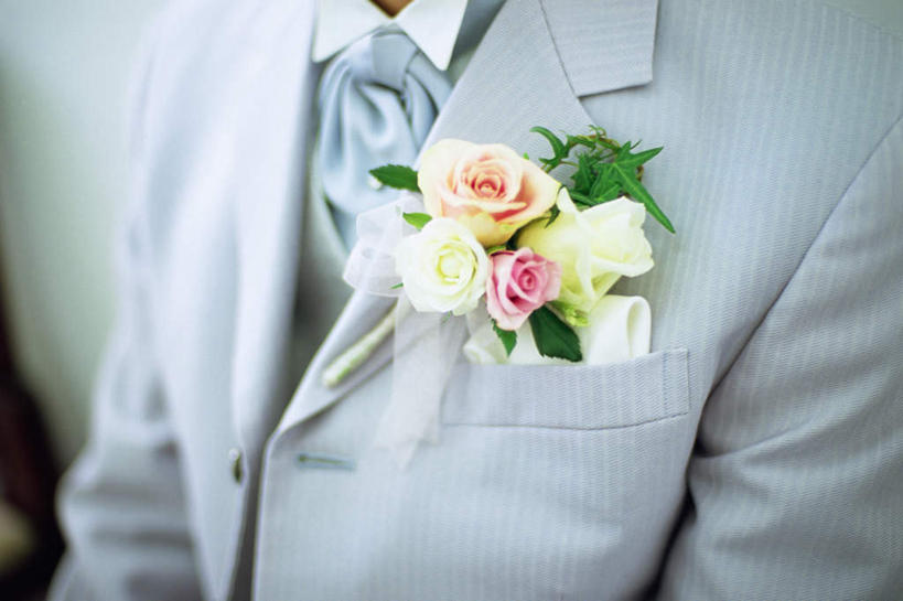 东方人,一个人,新郎,坐,横图,室外,白天,正面,婚纱,婚礼,快乐,亚洲,仅一个男性,仅一个人,阴影,庆祝,盛开,光线,影子,胸花,结婚,花蕾,注视,黄种人,花,花瓣,花朵,鲜花,仅一个年轻男性,花苞,花蕊,观察,看,喜庆,观看,纪念,察看,关注,男人,男性,年轻男性,亚洲人,坐着,半身,彩图,婚礼服,礼服,高兴