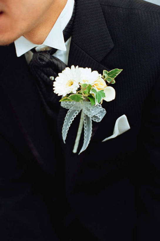 东方人,一个人,新郎,坐,竖图,室外,白天,正面,婚纱,婚礼,快乐,亚洲,仅一个男性,仅一个人,阴影,庆祝,盛开,光线,影子,胸花,结婚,花蕾,注视,黄种人,花,花瓣,花朵,鲜花,仅一个年轻男性,花苞,花蕊,观察,看,喜庆,观看,纪念,察看,关注,男人,男性,年轻男性,亚洲人,坐着,半身,彩图,婚礼服,礼服,高兴