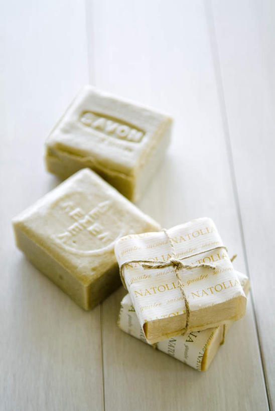 无人,竖图,俯视,室内,特写,白天,化妆,美容,地板,静物,护肤,阴影,光线,影子,地面,木地板,化妆品,肥皂,香皂,日用品,洗浴用品,清洁,保养,享受,休闲,放松,保健,护肤品,舒缓,养颜,去污,紧肤,嫩肤,洗涤,彩图,高角度拍摄