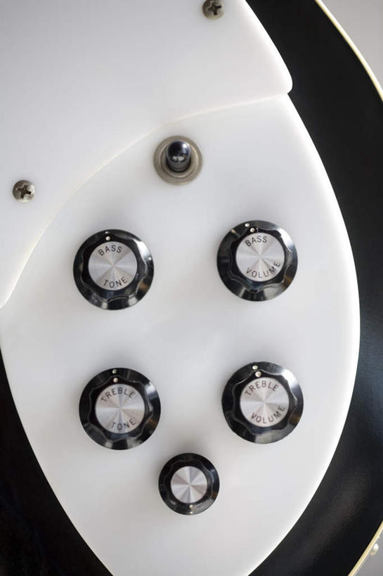 无人,竖图,室内,特写,白天,正面,静物,一把,阴影,光线,影子,电吉他,吉他,乐器,弦乐器,按钮,弹拨弦鸣乐器,彩图,弹拨弦乐器