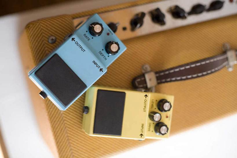 无人,横图,俯视,室内,特写,白天,零件,电路,静物,关闭,阴影,光线,影子,开关,两个,一个,按钮,打开,单个,开启,扩音器,踏板,闭合,彩图,高角度拍摄