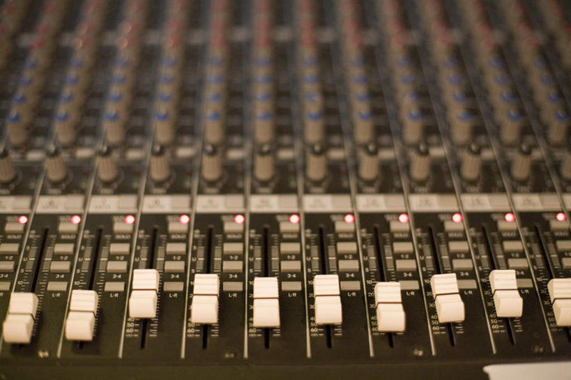 无人,横图,俯视,室内,特写,白天,零件,电路,静物,一排,关闭,阴影,整齐,并列,并排,光线,影子,音乐,开关,排列,按钮,打开,开启,队列,平行,闭合,彩图,高角度拍摄