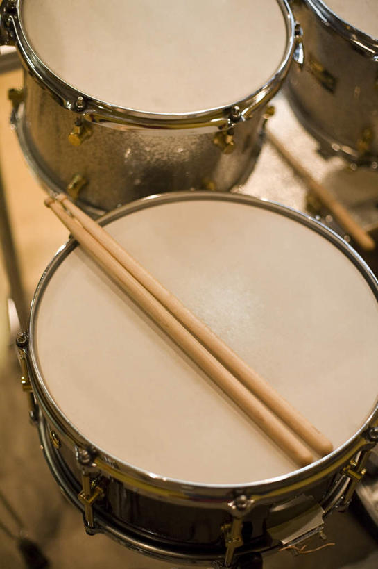 无人,竖图,俯视,室内,特写,白天,静物,阴影,光线,影子,鼓,架子鼓,乐器,打击乐器,鼓槌,爵士鼓,彩图,高角度拍摄
