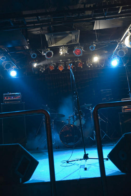 无人,竖图,室内,白天,正面,照明,阴影,光线,影子,灯光,鼓,架子鼓,乐器,灯,话筒,灯具,聚光灯,打击乐器,照亮,麦克风,照明设备,扩音器,传声器,爵士鼓,微音器,彩图