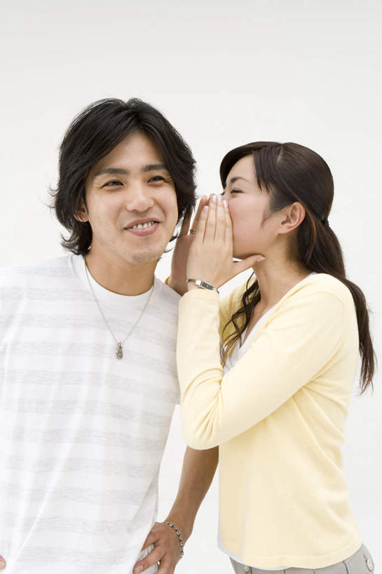 东方人,两个人,夫妻,伙伴,朋友,站,竖图,室内,白天,白色背景,正面,爱情,友谊,亚洲,阴影,服装,光线,影子,浪漫,注视,休闲装,黄种人,衣服,观察,看,站着,休闲,悄悄话,休闲服,恩爱,恋人,摄影,服饰,影棚,观看,察看,关注,耳语,友情,男人,男性,年轻男性,年轻女性,女人,女性,亚洲人,情侣,站立,半身,彩图,影棚拍摄,拍摄,伴侣