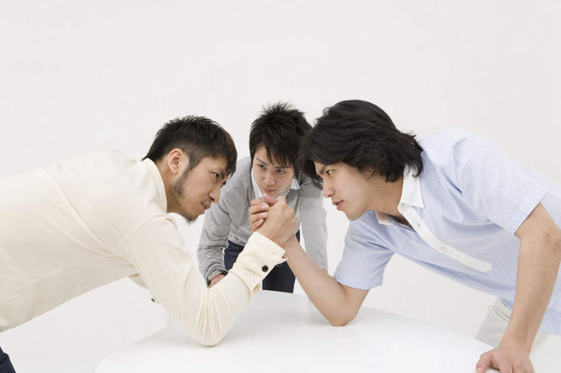 东方人,三个人,伙伴,朋友,站,横图,室内,白天,白色背景,正面,游戏,友谊,比赛,亚洲,阴影,服装,光线,影子,玩,注视,休闲装,黄种人,右手,娱乐,相视,衣服,观察,看,站着,休闲,面对面,休闲服,力量,扳手腕,摄影,服饰,影棚,观看,活动,对视,察看,掰手腕,发泄,关注,消遣,智力,相对,相看,宣泄,比力,较劲,扳手劲,手肘,较量,友情,男人,男性,年轻男性,亚洲人,胳膊,手臂,玩耍,嬉戏,站立,半身,彩图,影棚拍摄,拍摄