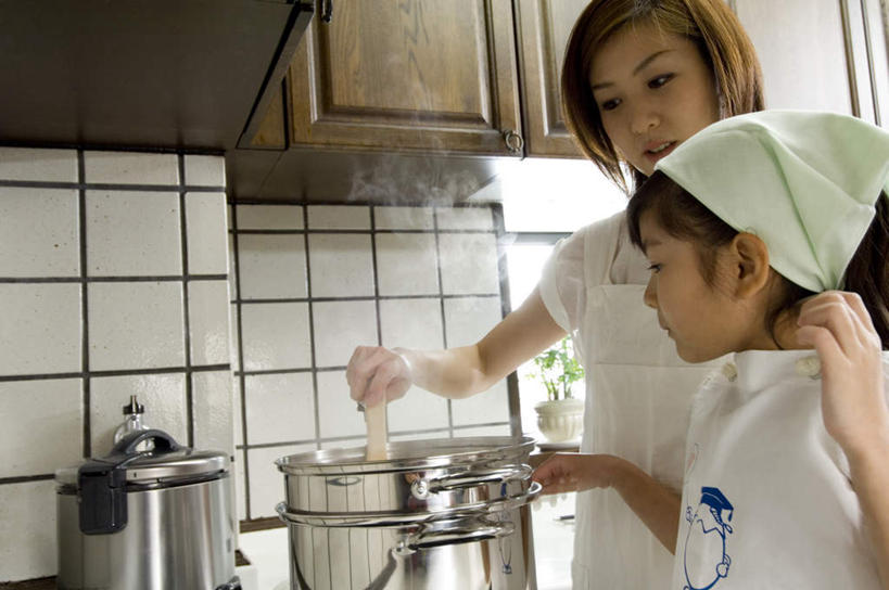 东方人,儿童,两个人,家庭,母亲,女儿,站,说,横图,室内,白天,侧面,纯洁,雾,餐具,亚洲,阴影,沸腾,服装,光线,蒸汽,影子,勺子,煤气灶,水蒸气,拿,汤锅,拿着,注视,休闲装,黄种人,小孩,衣服,调羹,汤匙,观察,看,站着,休闲,温暖,温馨,母女,一家人,休闲服,可爱,母爱,童年,童趣,服饰,观看,和睦,察看,关注,童真,烂漫,无邪,蒸发,交流,天真,年轻女性,女孩,女人,女性,亚洲人,孩子,年轻人,进餐用具,烹调用具,沟通,讲话,交谈,说话,谈话,站立,半身,彩图,融洽,女生