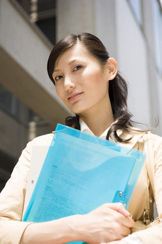 东方人,一个人,商务人士,商务女性,高楼大厦,站,抱,竖图,室外,白天,正面,办公楼,大厦,建筑,摩天大楼,写字楼,亚洲,仅一个年轻女性,仅一个女性,仅一个人,阴影,套装,光线,影子,文件夹,注视,黄种人,阳光,楼宇,观察,看,站着,商务楼,抱着,观看,档案夹,察看,关注,商务装,资料夹,工薪阶层,文档夹,材料夹,年轻女性,女人,女性,亚洲人,白领,上班族,站立,半身,彩图,大楼,高层建筑,高楼,摩天楼