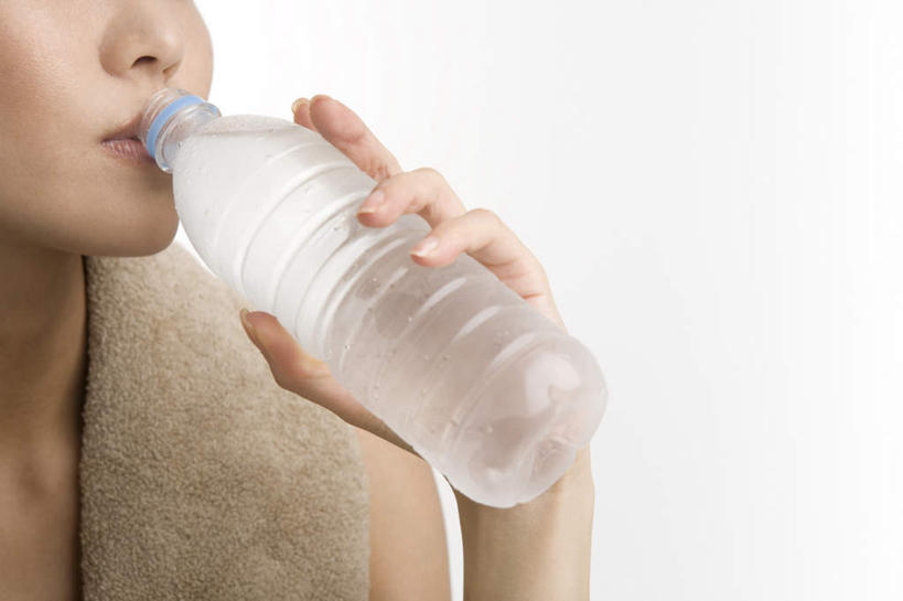 东方人,一个人,站,横图,室内,白天,白色背景,正面,亚洲,仅一个年轻女性,仅一个女性,仅一个人,喝水,阴影,服装,光线,影子,拿,拿着,注视,休闲装,黄种人,衣服,瓶子,塑料制品,观察,看,站着,休闲,休闲服,塑料瓶,摄影,服饰,影棚,观看,察看,关注,年轻女性,女人,女性,亚洲人,半身,彩图,影棚拍摄,拍摄