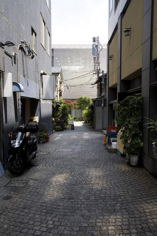 无人,家,竖图,室外,白天,正面,度假,美景,植物,城市风光,城市,道路,路,摩托车,东京,日本,亚洲,阴影,光线,影子,房屋,屋子,景观,小路,交通,新宿,娱乐,楼房,住宅,车,树,树木,绿色,阳光,自然,交通工具,享受,休闲,景色,放松,生长,成长,载具,东亚,本州,关东地方,本州岛,日本国,东京都,新宿区,县厅,东京市,神乐坂,彩图,房子