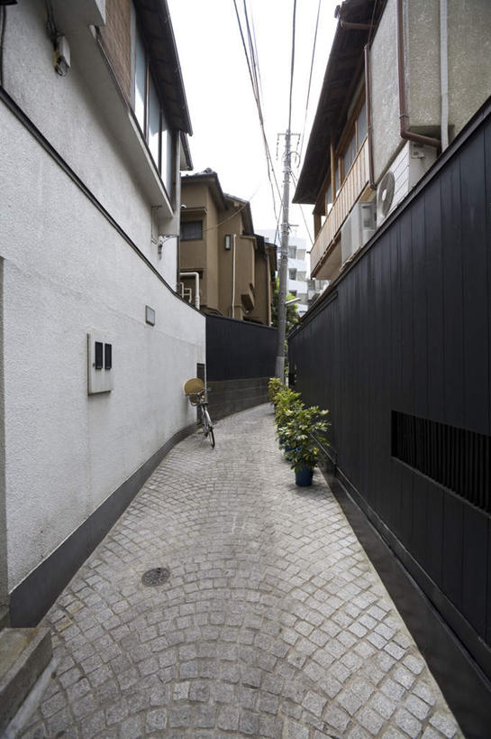 无人,家,竖图,室外,白天,正面,旅游,度假,植物,道路,路,东京,日本,亚洲,阴影,电力,光线,电线,线,影子,房屋,屋子,小路,电能,交通,新宿,线路,娱乐,楼房,住宅,树,树木,绿色,阳光,自然,享受,休闲,放松,生长,成长,电,电源,电源线,能量,东亚,本州,关东地方,本州岛,日本国,东京都,新宿区,县厅,东京市,神乐坂,彩图,房子