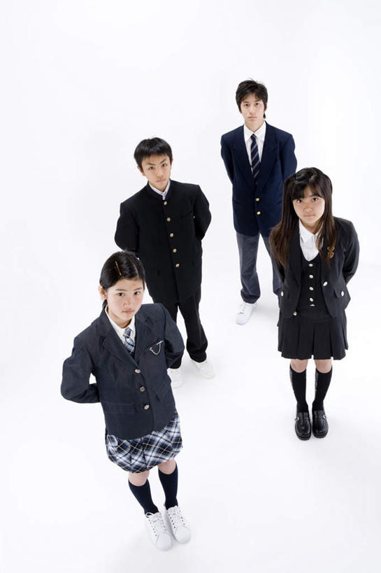 东方人,四个人,伙伴,朋友,站,竖图,俯视,室内,白天,制服,友谊,亚洲,阴影,服装,光线,影子,注视,黄种人,观察,看,站着,同学,校服,观看,察看,关注,学生服,友情,男人,男性,年轻男性,年轻女性,女人,女性,亚洲人,站立,彩图,高角度拍摄,全身