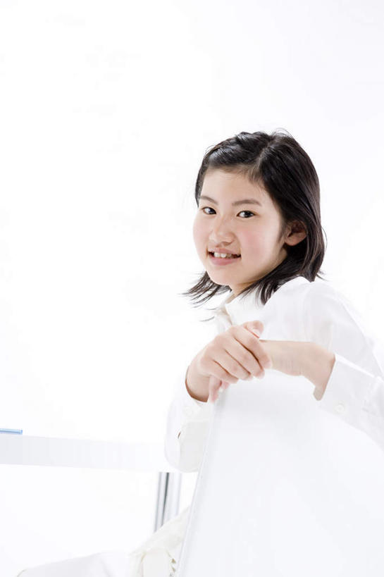 东方人,一个人,坐,笑,微笑,露齿笑,竖图,室内,白天,白色背景,正面,制服,亚洲,仅一个年轻女性,仅一个女性,仅一个人,阴影,服装,光线,影子,注视,黄种人,观察,看,校服,摄影,影棚,观看,察看,关注,学生服,年轻女性,女人,女性,亚洲人,坐着,半身,彩图,影棚拍摄,拍摄