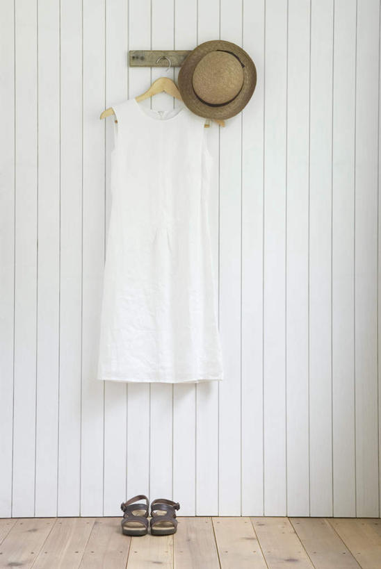 无人,竖图,室内,白天,正面,凉鞋,裙子,地板,帽子,鞋子,衣架,阴影,连衣裙,光线,草帽,影子,墙,地面,木地板,墙壁,墙面,衣服,白色,吊带裙,挂衣架,晾衣架,彩图