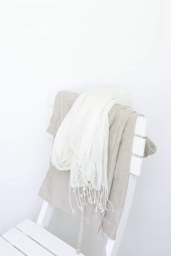 无人,竖图,室内,白天,正面,椅子,阴影,裤子,装饰,光线,影子,木椅,墙,躺椅,墙壁,墙面,白色,围巾,温暖,围脖,保暖,华丽,点缀,御寒,衬托,美观,雅致,雅观,彩图