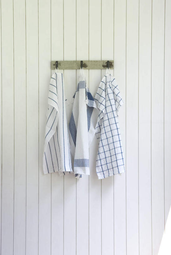 无人,竖图,室内,白天,正面,悬挂,阴影,条纹,光线,格子,钩子,影子,墙,挂钩,抹布,墙壁,墙面,蓝色,白色,三条,彩图