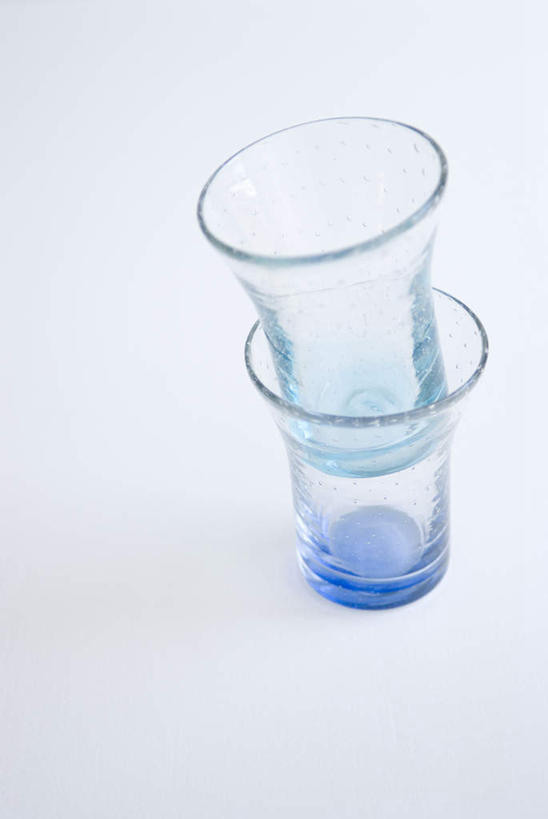 无人,竖图,俯视,室内,特写,白天,白色背景,杯子,阴影,透明,光线,影子,玻璃制品,两个,蓝色,水杯,摄影,影棚,通明,玻璃杯,彩图,高角度拍摄,影棚拍摄,拍摄