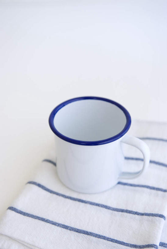 无人,竖图,俯视,室内,特写,白天,白色背景,静物,杯子,阴影,条纹,光线,影子,陶瓷,陶瓷制品,抹布,一个,蓝色,白色,马克杯,水杯,摄影,影棚,单个,彩图,高角度拍摄,影棚拍摄,拍摄