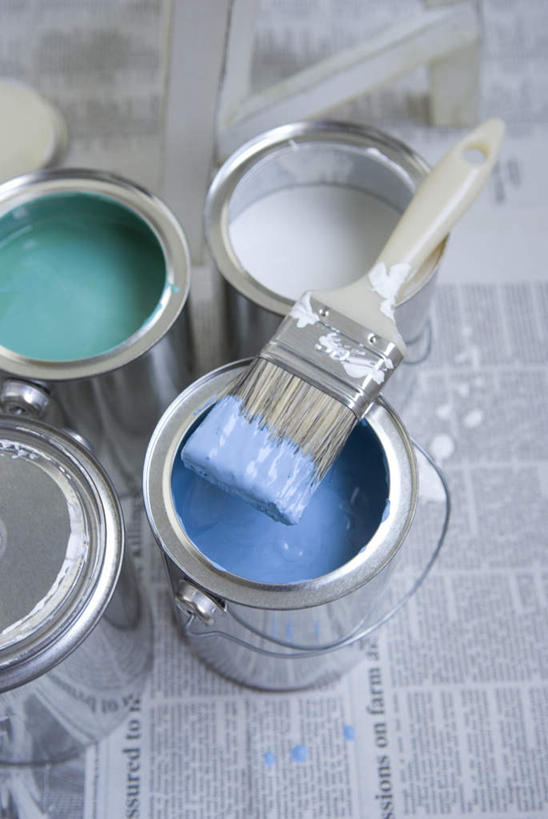 无人,竖图,俯视,室内,特写,白天,装修,静物,报纸,金属制品,阴影,装饰,光线,信息,金属,包装,材料,罐子,影子,装潢,粉刷,容器,刷子,易拉罐,油漆,保护,新闻,涂料,彩图,高角度拍摄,报刊