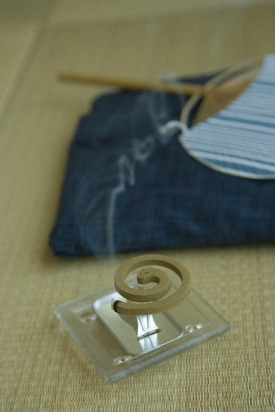 无人,竖图,俯视,室内,特写,白天,民族服装,静物,蜡烛,日本,亚洲,阴影,和服,节日,光线,影子,烟雾,榻榻米,燃烧,文化,佛香,香火,香烛,祈祷,健康,许愿,宗教,服饰,信仰,烧香,纪念,祈求,蒲扇,东亚,吴服,唐草,唐花,唐锦,日本国,平安,彩图,高角度拍摄,传统服装,民俗服,葵扇