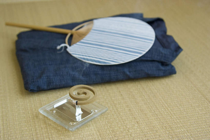 无人,横图,俯视,室内,特写,白天,民族服装,静物,蜡烛,日本,亚洲,阴影,和服,节日,光线,影子,烟雾,榻榻米,燃烧,文化,佛香,香火,香烛,祈祷,健康,许愿,宗教,服饰,信仰,烧香,纪念,祈求,蒲扇,东亚,吴服,唐草,唐花,唐锦,日本国,平安,彩图,高角度拍摄,传统服装,民俗服,葵扇