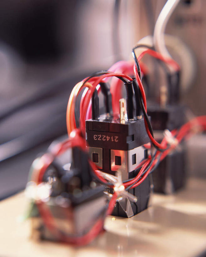 无人,竖图,室内,特写,白天,正面,静物,阴影,朦胧,模糊,电力,光线,电线,线,影子,电能,线路,红色,电,电源,电源线,能量,彩图