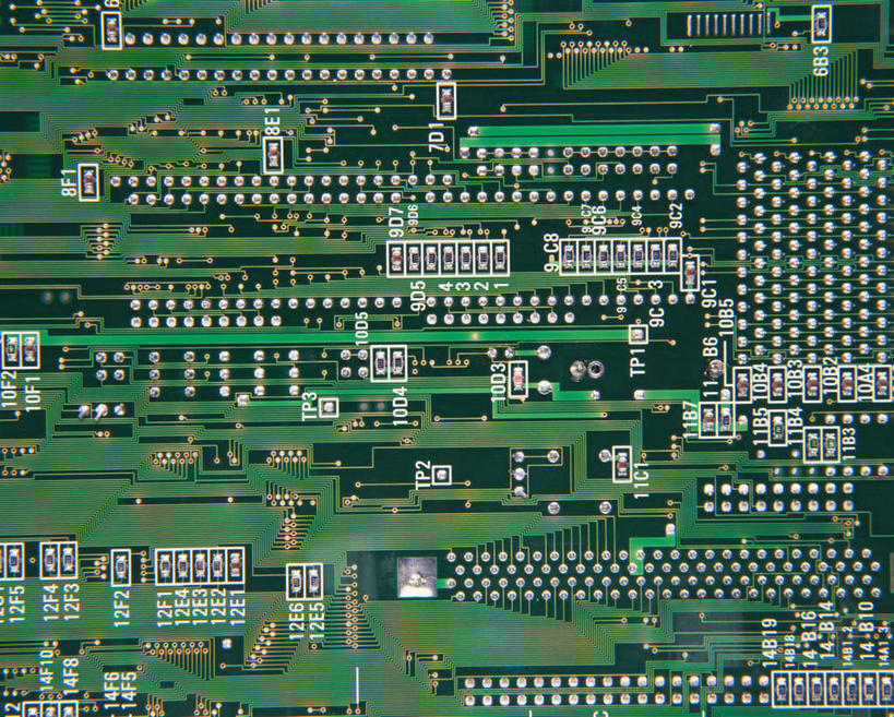 无人,横图,俯视,室内,特写,白天,电路,静物,阴影,光线,金属,电路板,影子,银色,绿色,线路板,芯片,半导体,电脑芯片,集成电路,彩图,高角度拍摄