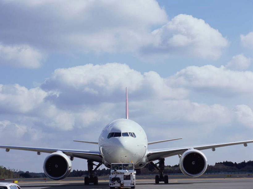 无人,机场,横图,室外,白天,正面,飞机,飞机场,起飞,阴影,光线,影子,云,云朵,跑道,交通,着陆,云彩,航空,蓝色,白云,蓝天,天空,阳光,交通工具,天,运输,一架,晴朗,登陆,客机,载具,降落,航空站,空港,晴空,彩图