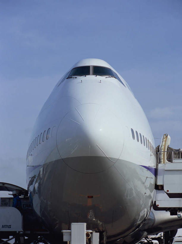 无人,机场,竖图,室外,白天,正面,飞机,飞机场,起飞,阴影,光线,影子,云,云朵,跑道,交通,着陆,云彩,航空,蓝色,白云,蓝天,天空,阳光,交通工具,天,运输,一架,晴朗,登陆,客机,载具,降落,航空站,空港,晴空,彩图