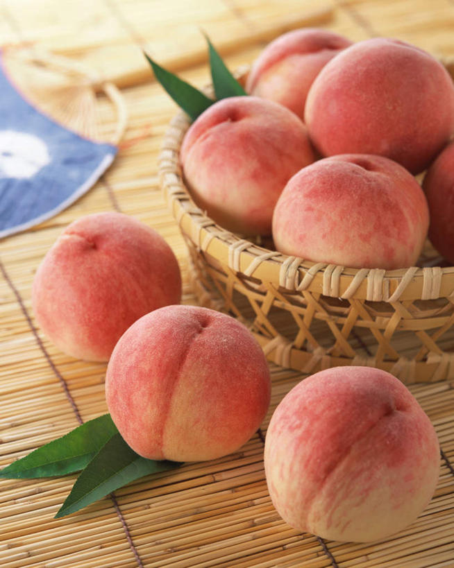 无人,交叉,竖图,俯视,室内,特写,白天,竹子,桃子,水果,叶子,阴影,竹制,新鲜,编织,光线,篮子,扇子,影子,生食,食品,果实,绿叶,食物,竹篮,水蜜桃,嫩叶,摄影,有机食品,绿色食品,影棚,竹条,交织,竹制品,肺果,穿插,叶,叶片,彩图,高角度拍摄,影棚拍摄,拍摄