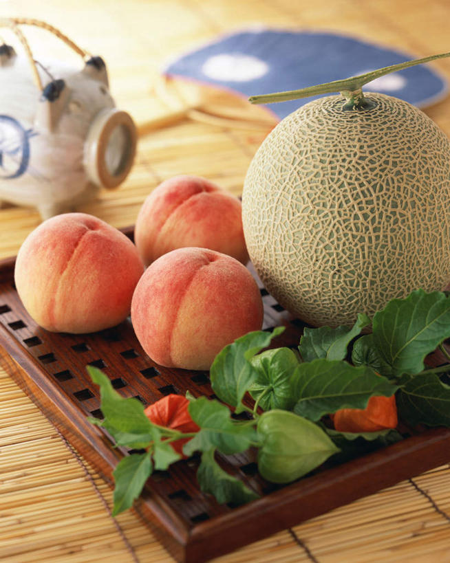 无人,竖图,俯视,室内,特写,白天,猪,桃子,水果,叶子,阴影,新鲜,光线,扇子,影子,哈密瓜,生食,食品,果实,绿叶,甜瓜,食物,茶壶,水蜜桃,嫩叶,香瓜,摄影,有机食品,绿色食品,影棚,肺果,叶,叶片,彩图,高角度拍摄,影棚拍摄,拍摄