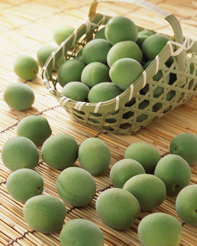 无人,交叉,竖图,俯视,室内,特写,白天,竹子,李子,水果,阴影,竹制,新鲜,编织,光线,篮子,影子,生食,食品,果实,食物,绿色,竹篮,摄影,有机食品,绿色食品,影棚,竹条,交织,竹制品,穿插,红李,鸡血李,杏李,彩图,高角度拍摄,影棚拍摄,拍摄