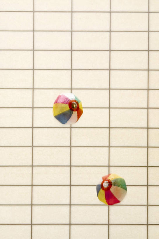 无人,竖图,室内,白天,正面,游戏,玩具,阴影,光线,影子,塑料,玩,娱乐,两个,气球,塑料制品,休闲,充气玩具,橡胶,益智,摄影,影棚,活动,发泄,消遣,智力,橡胶制品,宣泄,障子,玩耍,嬉戏,彩图,影棚拍摄,拍摄