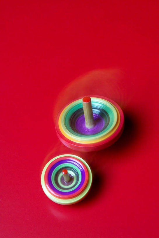 无人,竖图,俯视,室内,特写,白天,游戏,静物,阴影,红色背景,朦胧,模糊,光线,影子,玩,娱乐,两个,红色,紫色,陀螺,休闲,益智,摄影,影棚,活动,发泄,消遣,智力,宣泄,陀罗,干乐,冰尜,打老牛,独乐,玩耍,嬉戏,彩图,高角度拍摄,影棚拍摄,拍摄