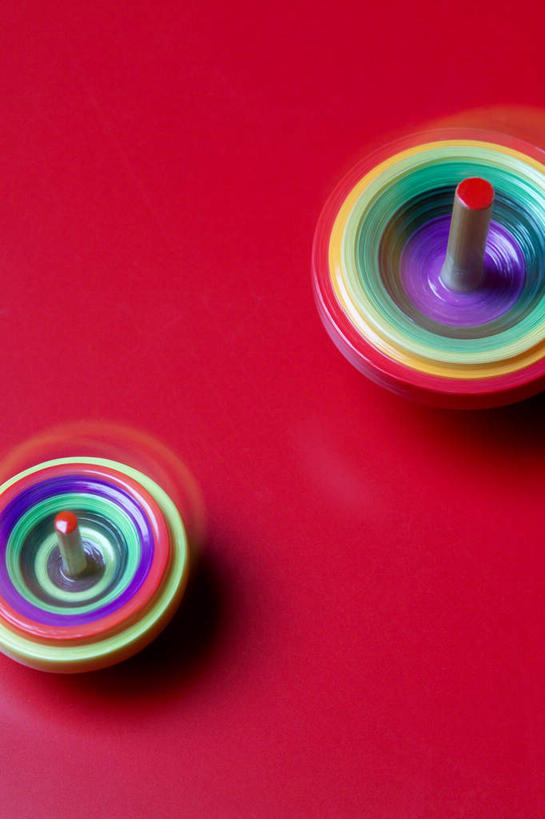 无人,竖图,俯视,室内,特写,白天,游戏,静物,阴影,红色背景,朦胧,模糊,光线,影子,玩,娱乐,两个,红色,紫色,陀螺,休闲,益智,摄影,影棚,活动,发泄,消遣,智力,宣泄,陀罗,干乐,冰尜,打老牛,独乐,玩耍,嬉戏,彩图,高角度拍摄,影棚拍摄,拍摄