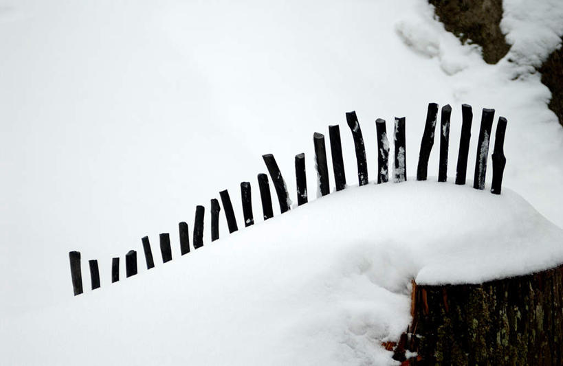 无人,栏杆,横图,俯视,室外,白天,雪,大雪,一排,整齐,栅栏,积雪,篱笆,雪景,冬季,冬天,围栏,插,炭,护栏,木炭,排列,黑色,卡,寒冷,队列,严寒,彩图,高角度拍摄