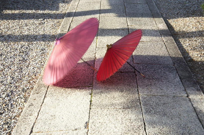 无人,横图,室外,白天,正面,幸福,石头,道路,路,日本,亚洲,阴影,光线,伞,石子,影子,雨伞,纸伞,小路,深红色,交通,两把,古典,油纸伞,文化,红色,阳光,鹅卵石,乡间小路,纪念,吉祥,古朴,东亚,日本国,平安,石块,岩石,彩图