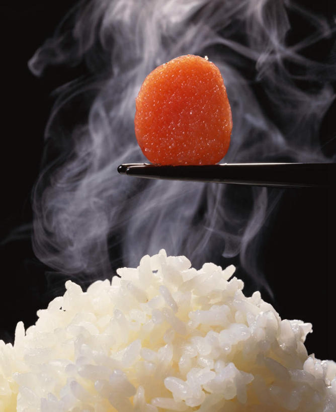 米饭,无人,竖图,俯视,室内,特写,白天,烹饪,中餐,雾,筷子,桌面,桌子,阴影,沸腾,朦胧,模糊,光线,木制,蒸汽,影子,料理,食品,水蒸气,雾气,饭,夹,鱼籽,菜肴,美食,食物,红色,木制品,日式,中式,佳肴,气体,白米饭,夹着,蒸发,彩图,高角度拍摄