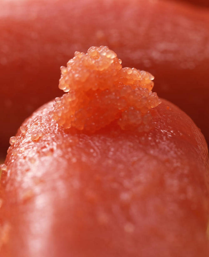 无人,竖图,俯视,室内,特写,白天,烹饪,桌面,桌子,阴影,光线,木制,影子,鱼卵,料理,食品,鱼籽,菜肴,美食,食物,红色,木制品,日式,佳肴,彩图,高角度拍摄