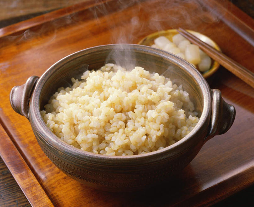 无人,横图,俯视,室内,特写,白天,烹饪,雾,筷子,桌面,桌子,餐具,阴影,沸腾,朦胧,模糊,光线,木制,蒸汽,影子,陶瓷,谷类,谷物,食品,陶瓷制品,水蒸气,雾气,米,餐盘,文化,传统,大米,菜肴,美食,食物,木制品,容器,碗,日式料理,佳肴,储藏,礼节,气体,储存,冒烟,礼仪,蒸发,进餐用具,彩图,高角度拍摄,贮存