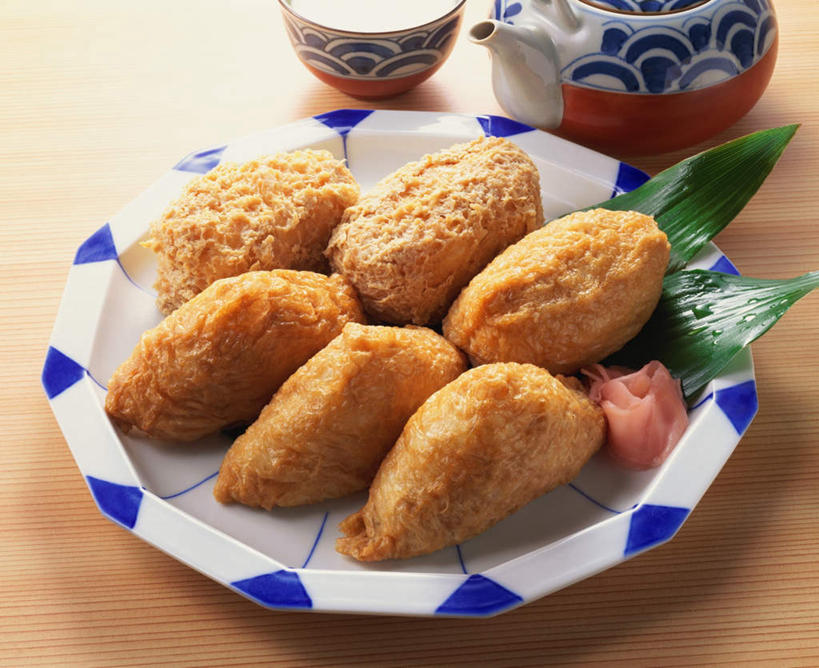 米饭,寿司,无人,横图,俯视,室内,特写,白天,烹饪,桌面,桌子,杯子,叶子,阴影,光线,木制,影子,料理,食品,绿叶,饭,餐盘,菜肴,美食,食物,盘子,茶壶,木制品,水杯,日式,嫩叶,佳肴,五谷,醋饭,四喜饭,叶,叶片,茶杯,彩图,高角度拍摄