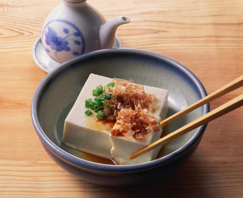 豆腐,无人,横图,俯视,室内,特写,白天,烹饪,筷子,桌面,桌子,洋葱,餐具,阴影,光线,木制,影子,陶瓷,料理,食品,陶瓷制品,餐盘,文化,传统,调料瓶,菜肴,美食,竹筷,食物,绿色,盘子,木制品,容器,碗,日式,佳肴,储藏,礼节,豆制品,储存,礼仪,进餐用具,圆葱,洋葱头,球葱,彩图,高角度拍摄,贮存