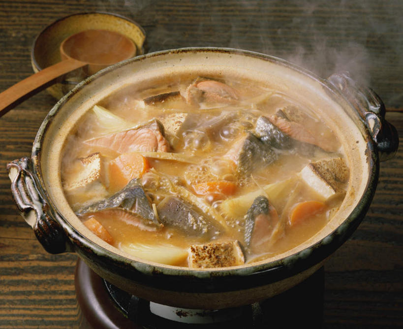 无人,横图,俯视,室内,特写,白天,烹饪,雾,桌面,桌子,厨具,金属制品,阴影,沸腾,朦胧,模糊,光线,金属,木制,蒸汽,锅子,影子,勺子,陶瓷,肉,汤,鱼肉,料理,食品,陶瓷制品,水蒸气,雾气,餐盘,锅,火锅,菜肴,美食,肉类,食物,盘子,木制品,容器,调羹,汤匙,汤勺,碗,日式,佳肴,锅具,储藏,气体,储存,肉食,烹饪用具,蒸发,烹调用具,烹调,彩图,高角度拍摄,贮存