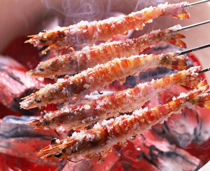 无人,横图,俯视,室内,特写,白天,烹饪,烧烤,煤炭,雾,桌面,桌子,一排,阴影,沸腾,朦胧,模糊,整齐,光线,木制,蒸汽,影子,虾,料理,食品,烤架,水蒸气,雾气,烤肉,炭,菜肴,美食,食物,排列,木制品,日式,铁架,佳肴,气体,队列,煤,斑节对虾,斑节虾,蒸发,日本对虾,竹节虾,彩图,高角度拍摄