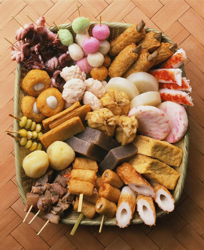 无人,竖图,俯视,室内,特写,白天,烹饪,桌面,桌子,鱿鱼,萝卜,白萝卜,土豆,托盘,阴影,光线,木制,影子,冬天,料理,食品,丸子,餐盘,菜肴,美食,鱼丸,食物,盘子,木制品,日式,佳肴,贡丸,蟹肉棒,关东煮,关东炊,黑轮,御田,柔鱼,枪乌贼,芋艿,洋芋,山药蛋,马铃薯,莱菔,彩图,高角度拍摄