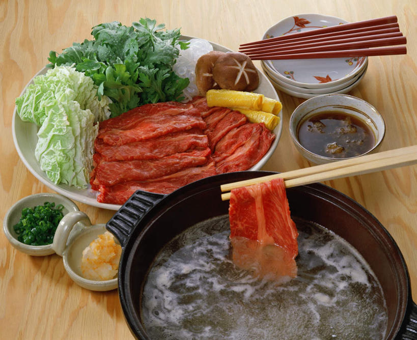 无人,横图,俯视,室内,特写,白天,烹饪,筷子,桌面,桌子,蔬菜,餐具,厨具,金属制品,切片,阴影,新鲜,光线,金属,木制,锅子,影子,陶瓷,菌菇,香菇,调料,肉,牛肉,料理,食品,陶瓷制品,菌类,文化,传统,锅,火锅,菜肴,美食,肉类,竹筷,食物,盘子,木制品,容器,碗,日式,食用菌,佳肴,有机食品,绿色食品,锅具,储藏,礼节,储存,礼仪,肉食,烹饪用具,进餐用具,烹调用具,烹调,彩图,高角度拍摄,贮存