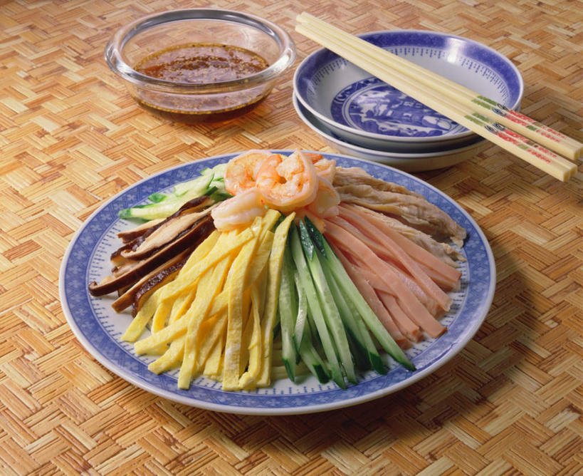 面食,面条,无人,横图,俯视,室内,特写,白天,烹饪,筷子,桌面,桌子,餐具,托盘,阴影,光线,木制,影子,陶瓷,竹席,蛋皮,调料,面,料理,食品,陶瓷制品,凉面,餐盘,文化,传统,菜肴,美食,竹筷,食物,盘子,木制品,容器,碗,日式,佳肴,储藏,礼节,储存,礼仪,进餐用具,彩图,高角度拍摄,贮存